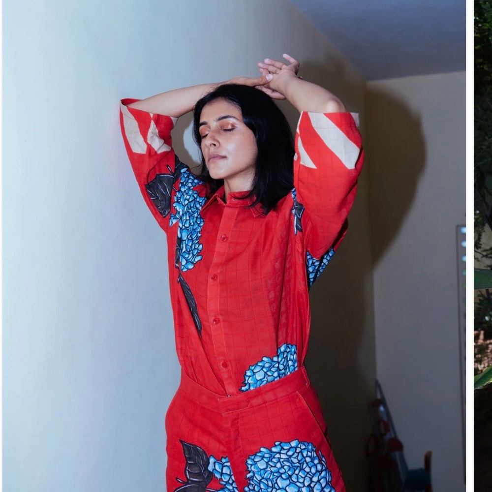 Aishr Red Floral Button-Front Women's Shirt with Blue Accent